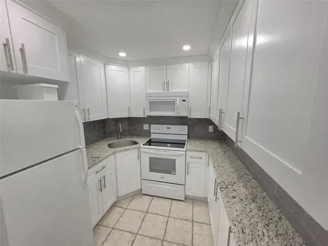 3200 NE 7th Court Pompano Beach FL 33062