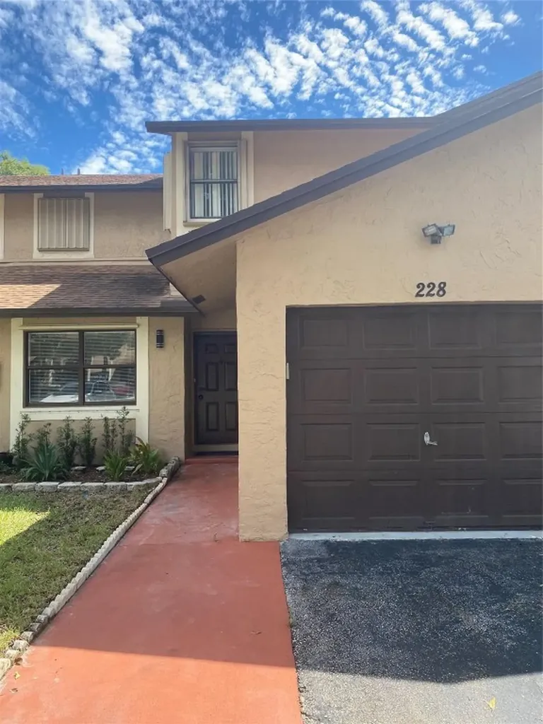228 Lakeside Circle Sunrise FL 33326
