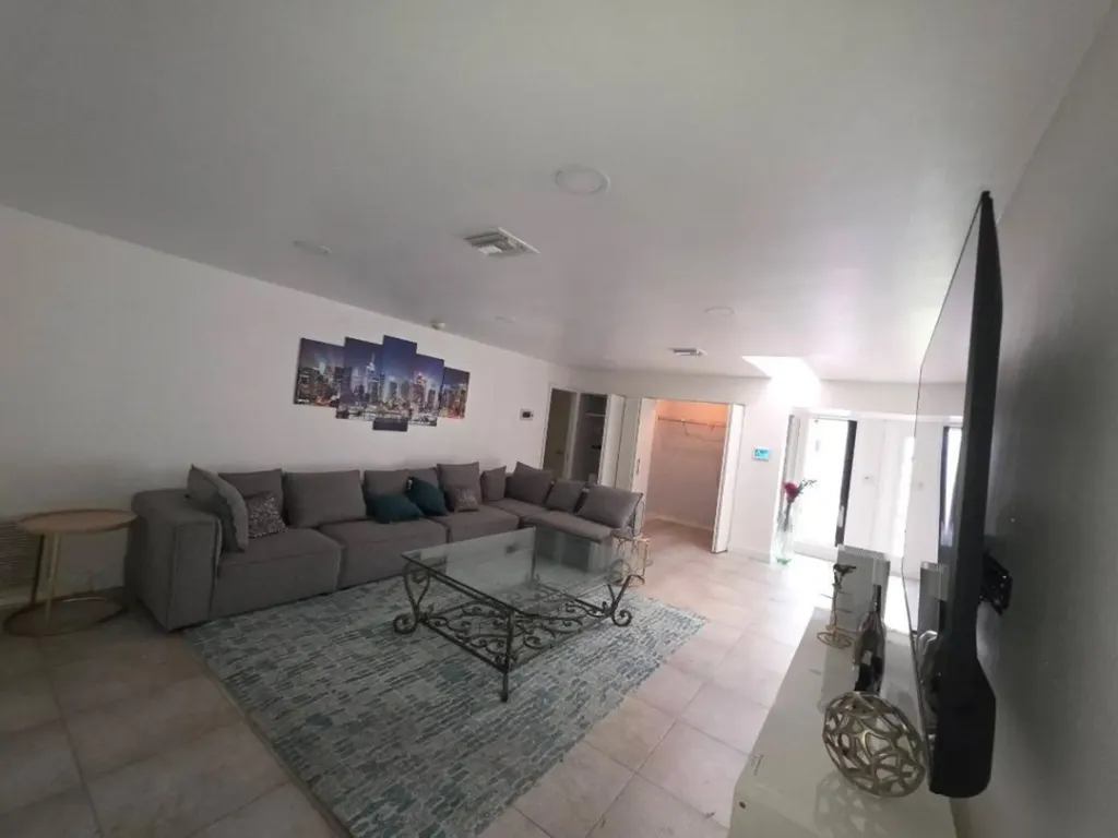 690 NW 68th Avenue Plantation FL 33317