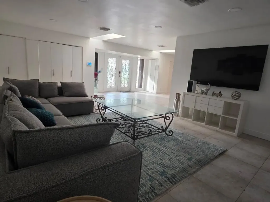 690 NW 68th Avenue Plantation FL 33317