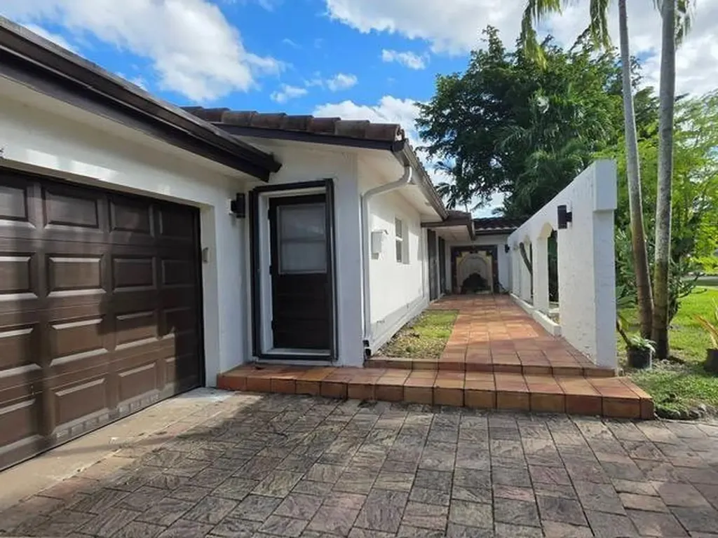 690 NW 68th Avenue Plantation FL 33317