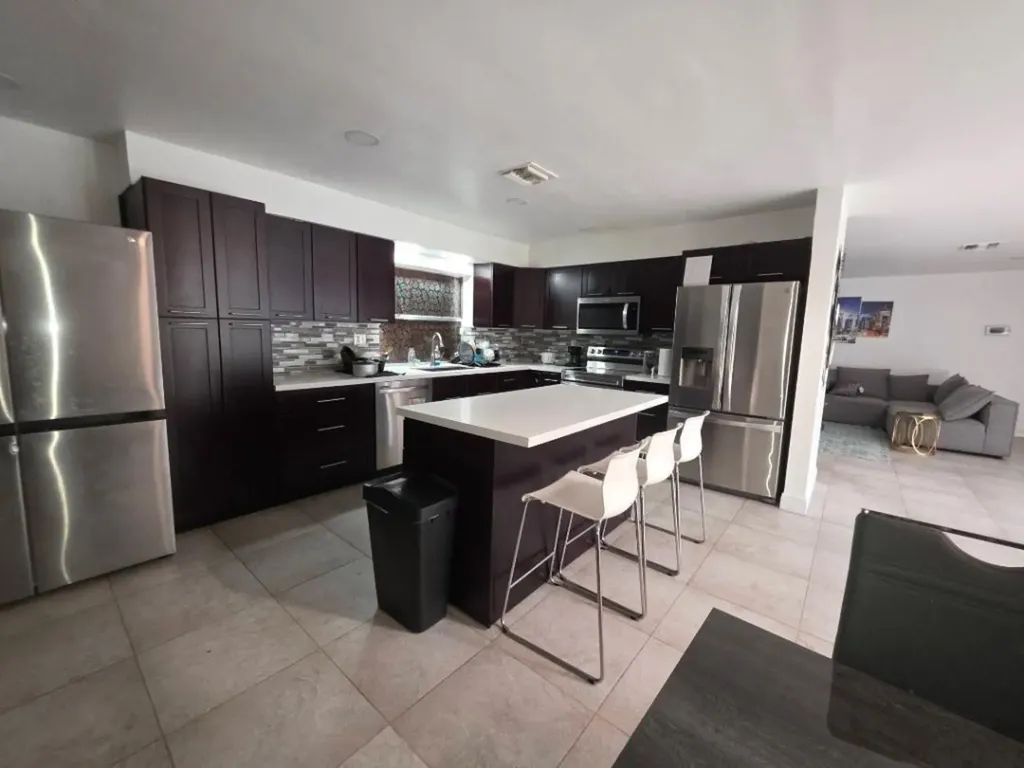 690 NW 68th Avenue Plantation FL 33317