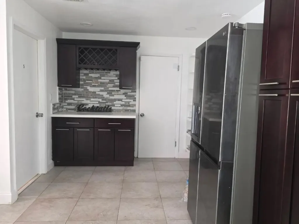 690 NW 68th Avenue Plantation FL 33317
