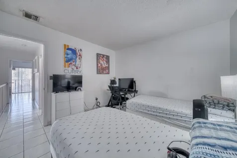 2612 W 54th Place Hialeah FL 33016