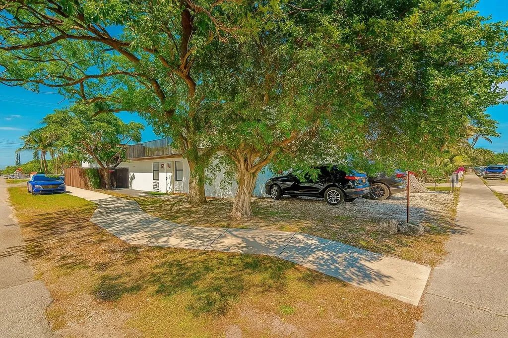 2447 Roosevelt Street Hollywood FL 33020