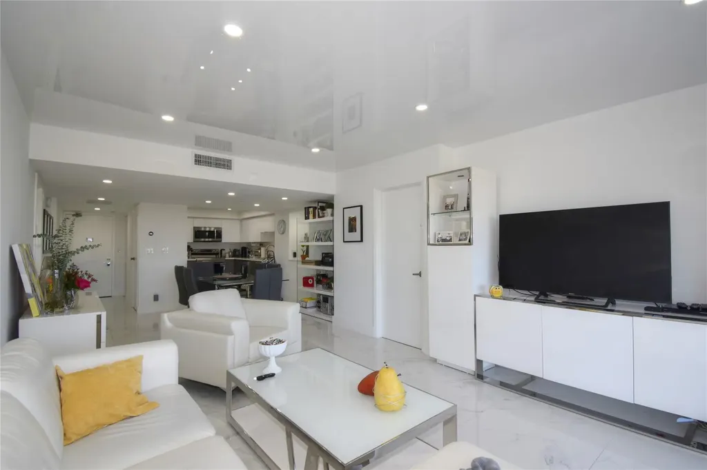 20301 W Country Club Drive Aventura FL 33180