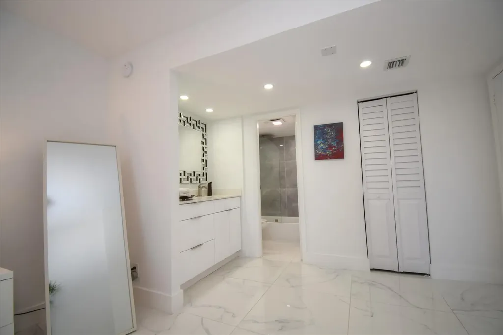 20301 W Country Club Drive Aventura FL 33180