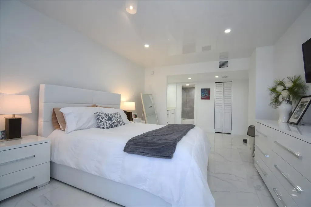 20301 W Country Club Drive Aventura FL 33180