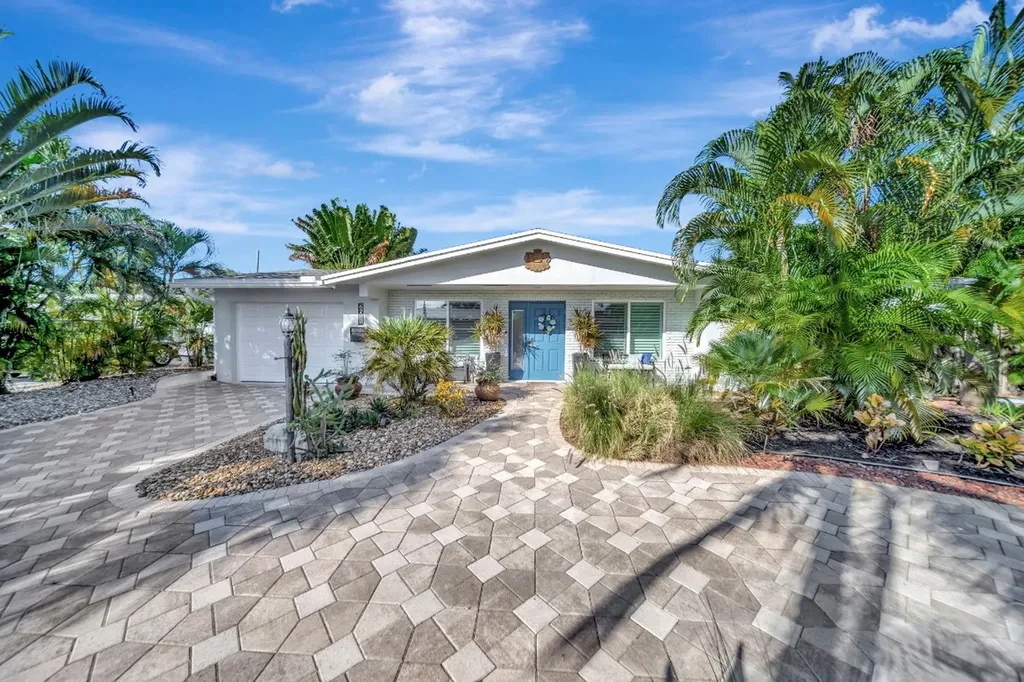 2611 NE 53rd Street Lighthouse Point FL 33064