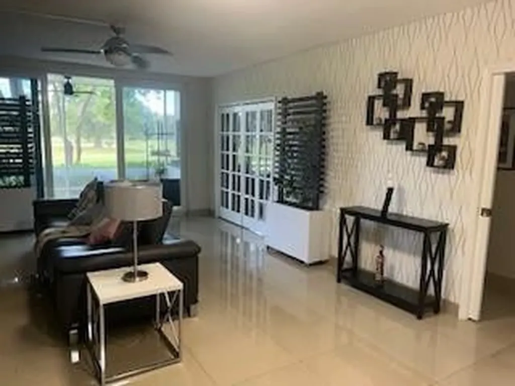 565 Oaks Lane Pompano Beach FL 33069