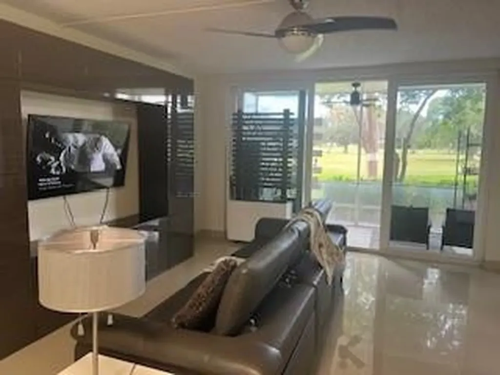 565 Oaks Lane Pompano Beach FL 33069