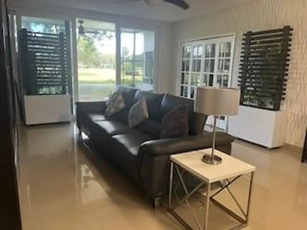 565 Oaks Lane Pompano Beach FL 33069