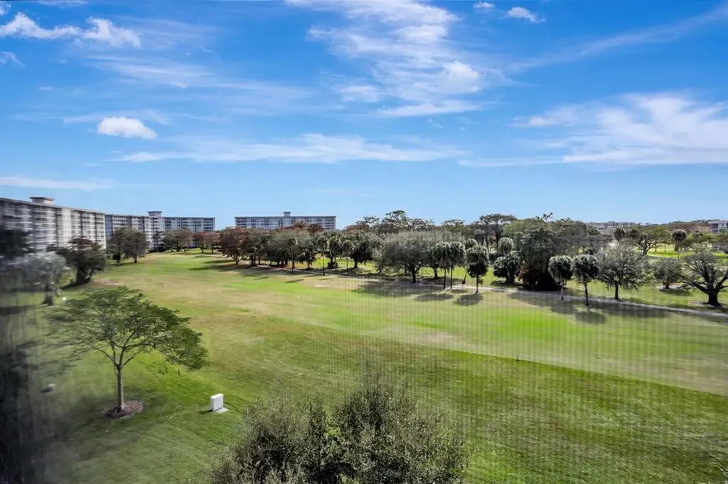 565 Oaks Lane Pompano Beach FL 33069