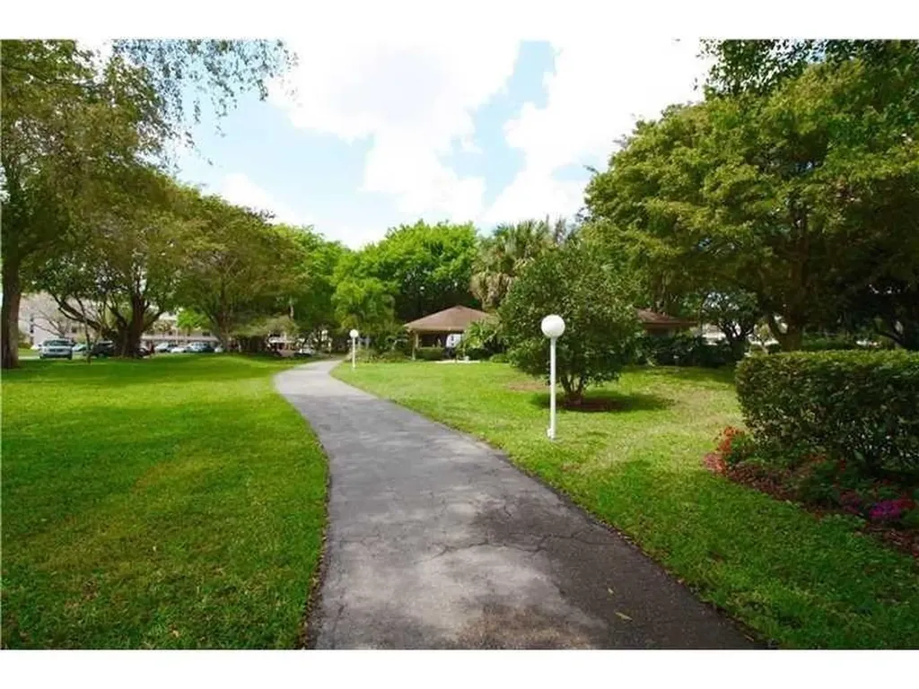 565 Oaks Lane Pompano Beach FL 33069