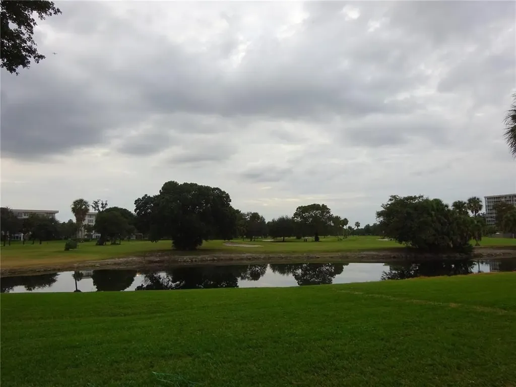 565 Oaks Lane Pompano Beach FL 33069