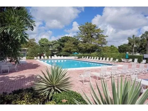 565 Oaks Lane Pompano Beach FL 33069