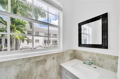 2725 NE 8 Avenue Wilton Manors FL 33334