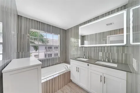 2725 NE 8 Avenue Wilton Manors FL 33334