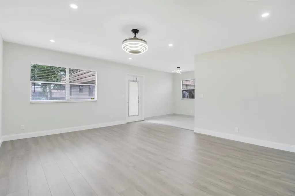 268 Saxony F Delray Beach FL 33446