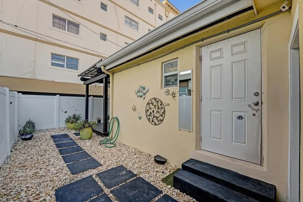 2000 Jackson Street Hollywood FL 33020