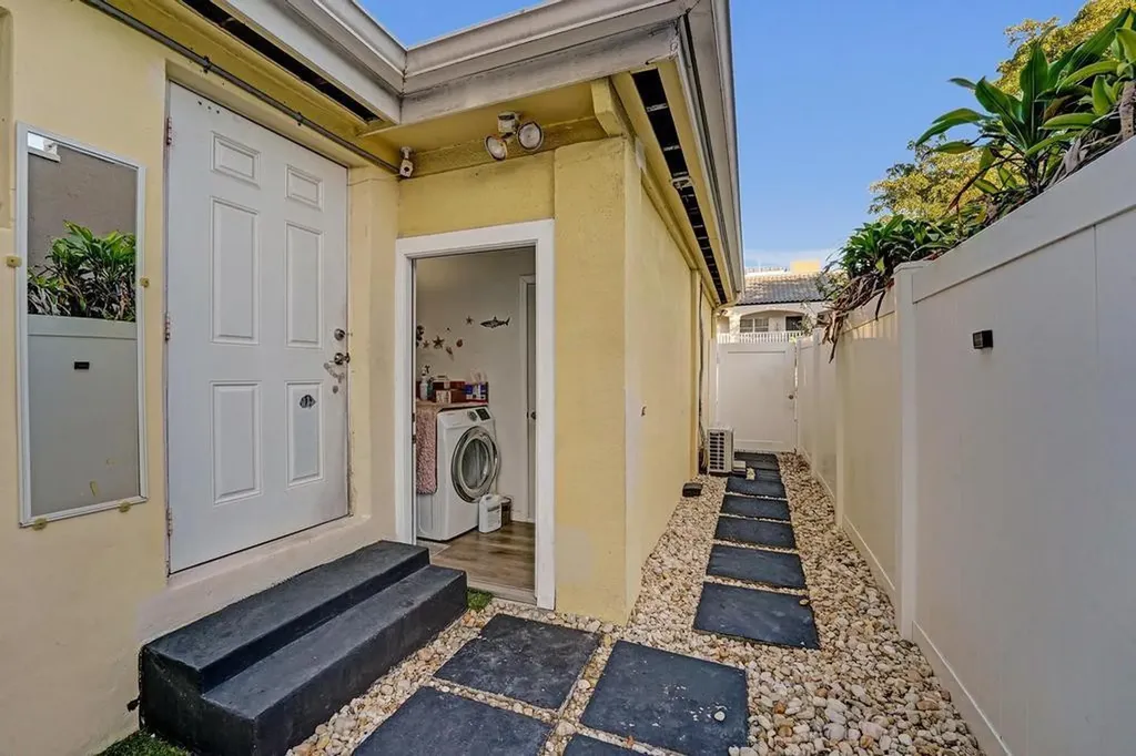 2000 Jackson Street Hollywood FL 33020