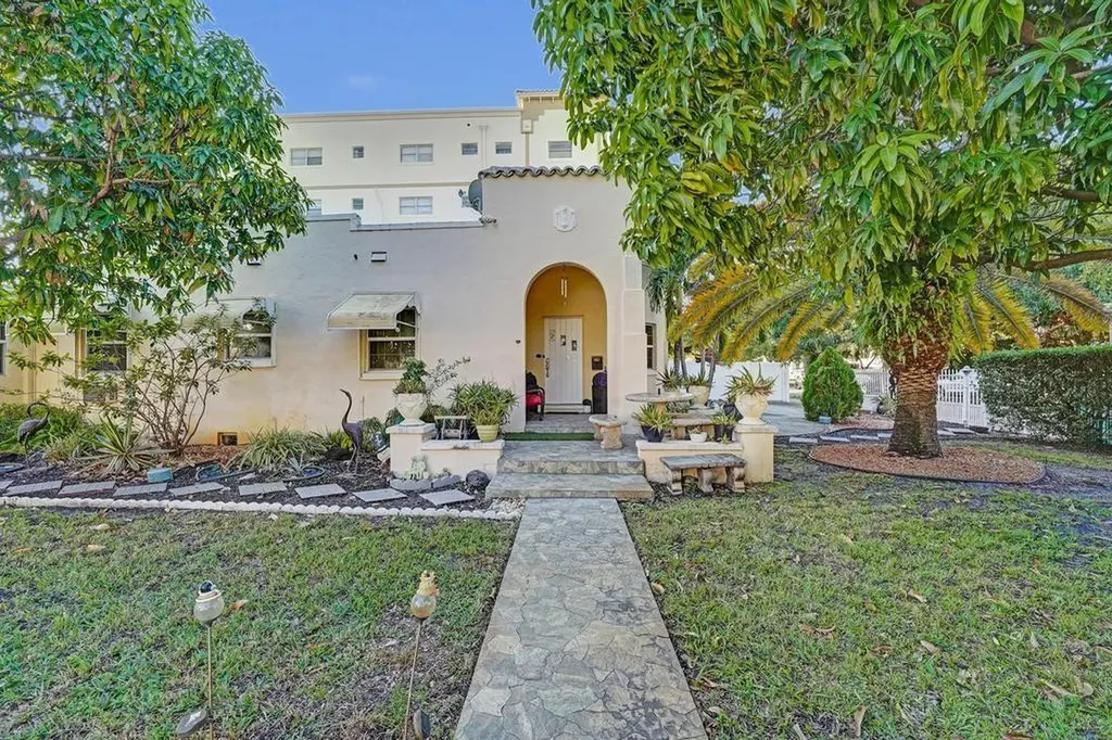 2000 Jackson Street Hollywood FL 33020