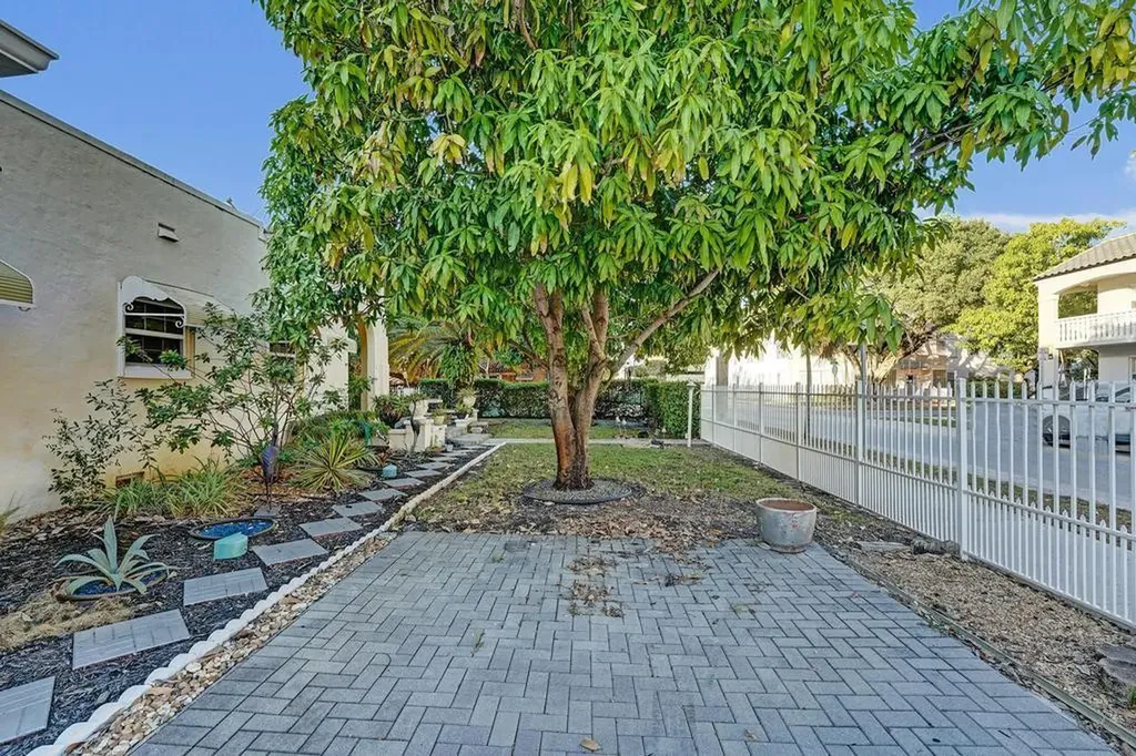 2000 Jackson Street Hollywood FL 33020