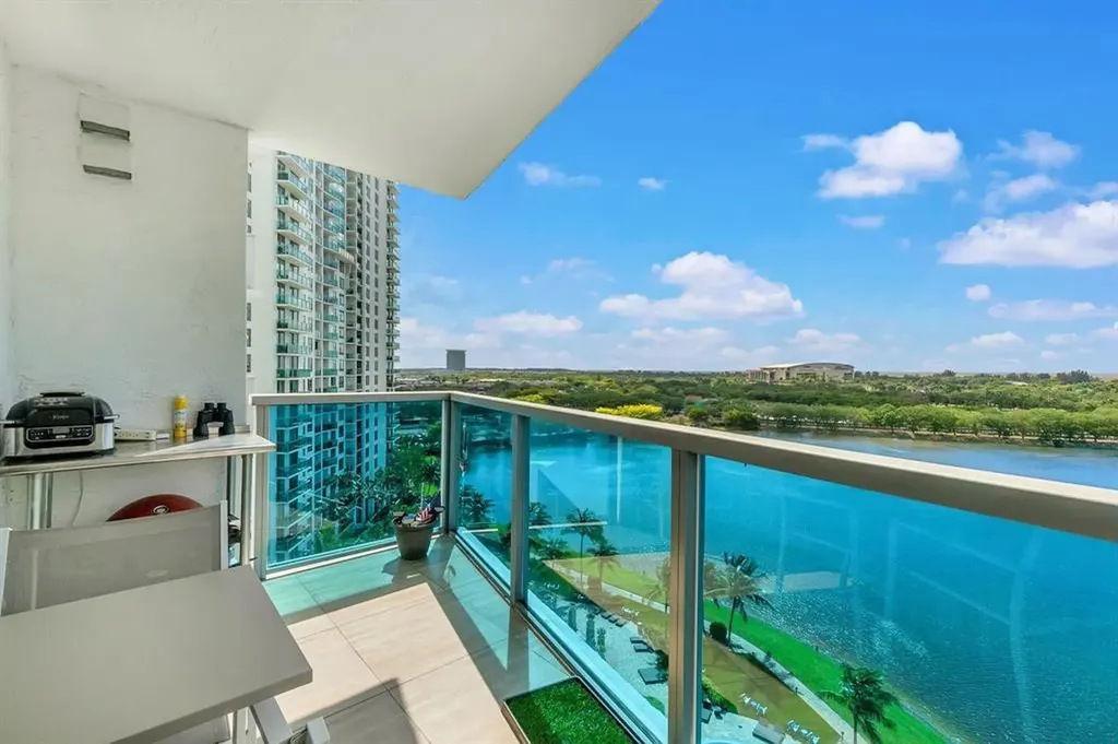 2641 N Flamingo Road Sunrise FL 33323