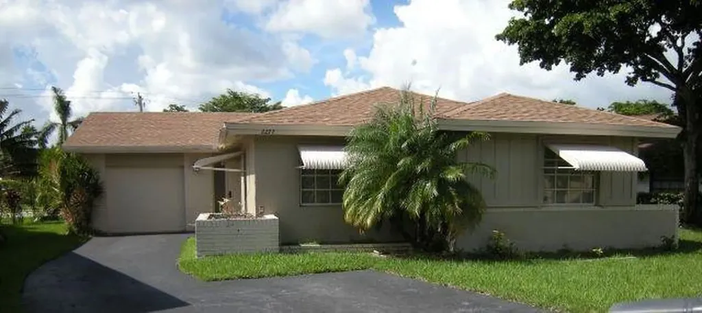 2277 Nova Village Drive Davie FL 33317