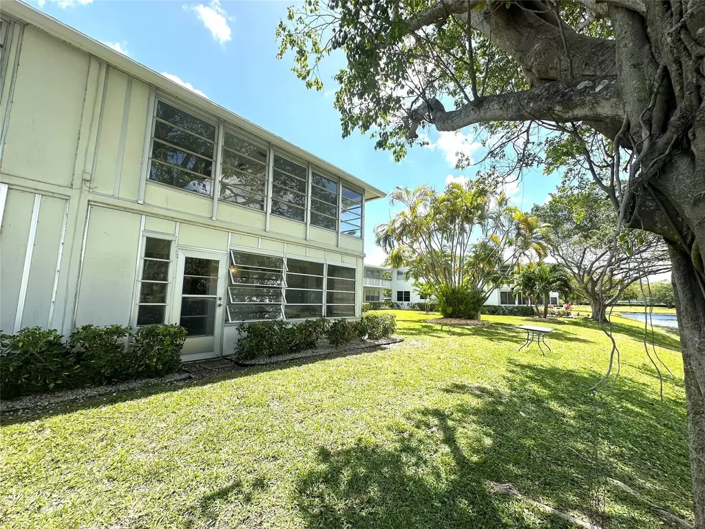 84 Markham E Deerfield Beach FL 33442