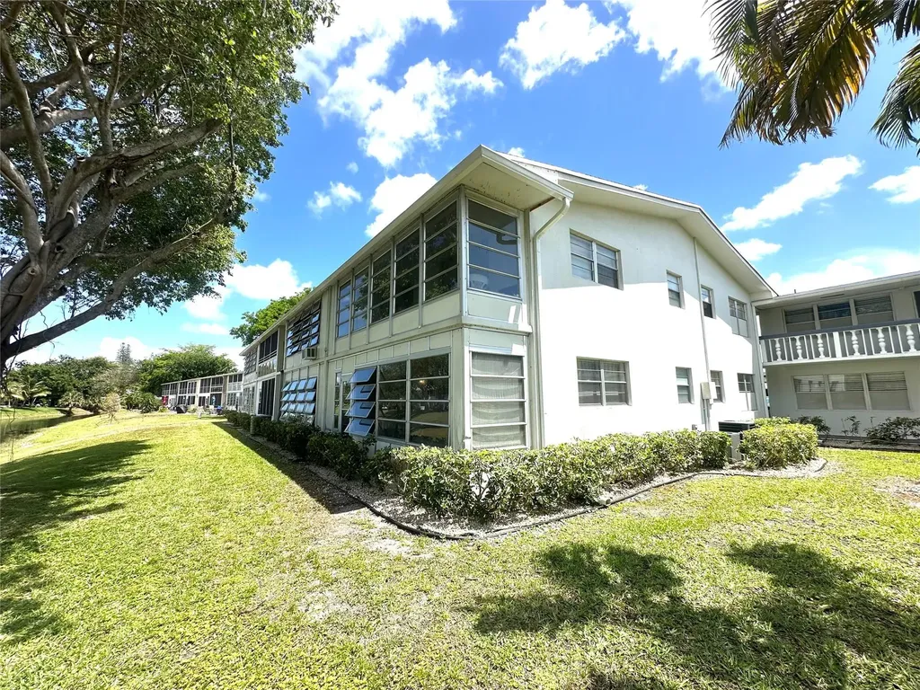 84 Markham E Deerfield Beach FL 33442