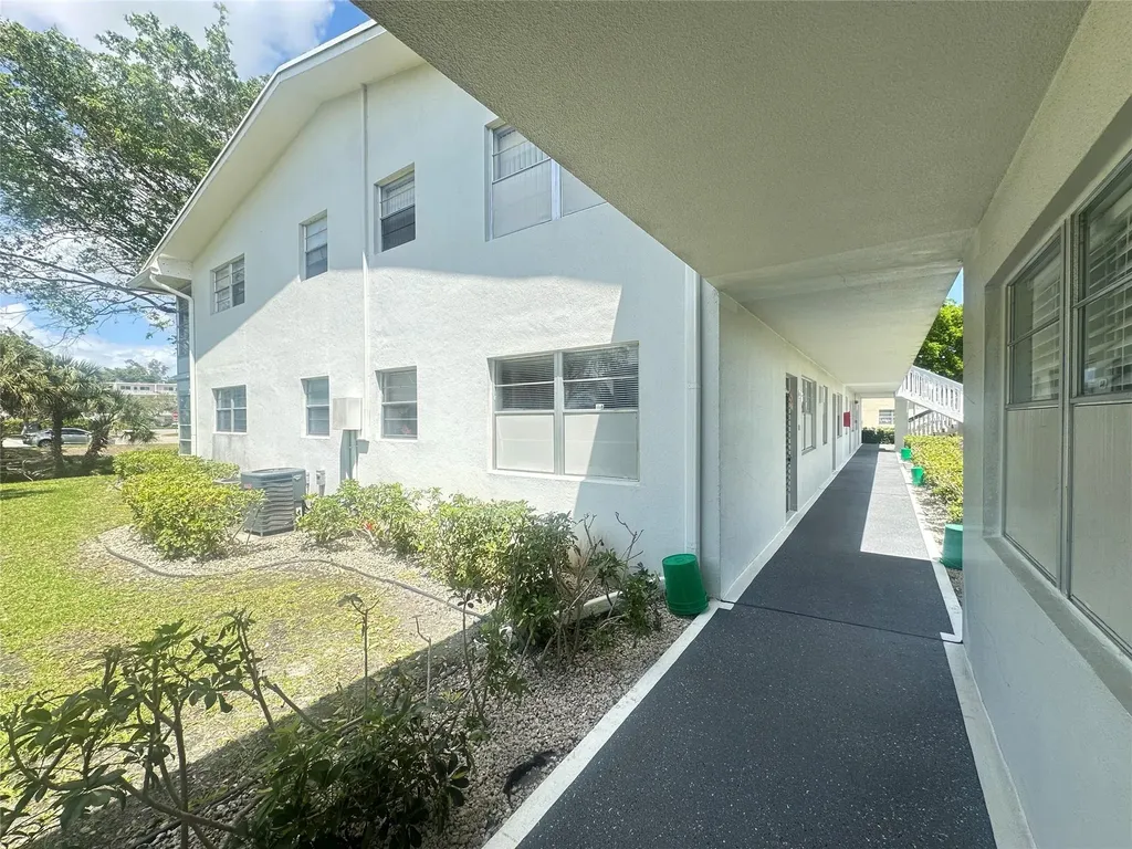 84 Markham E Deerfield Beach FL 33442