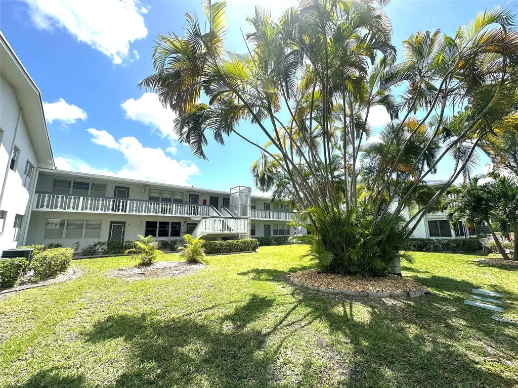 84 Markham E Deerfield Beach FL 33442