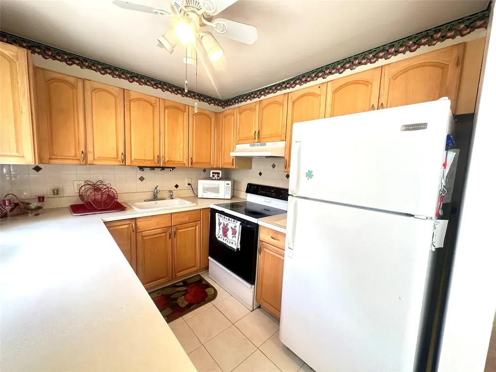 84 Markham E Deerfield Beach FL 33442