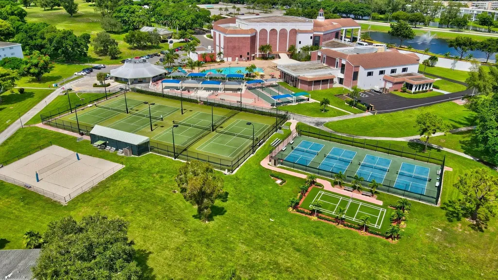 84 Markham E Deerfield Beach FL 33442