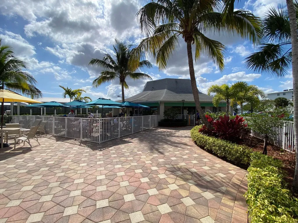 84 Markham E Deerfield Beach FL 33442