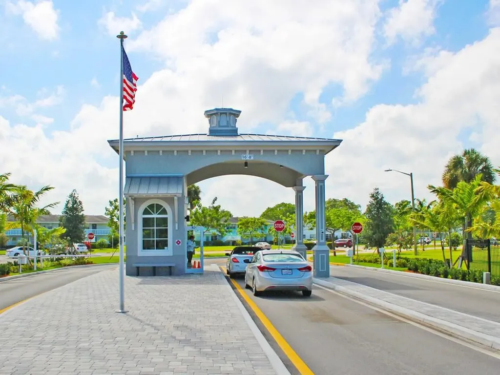 84 Markham E Deerfield Beach FL 33442