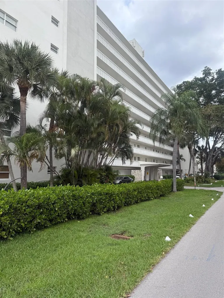 2555 NE 11th Street Fort Lauderdale FL 33304