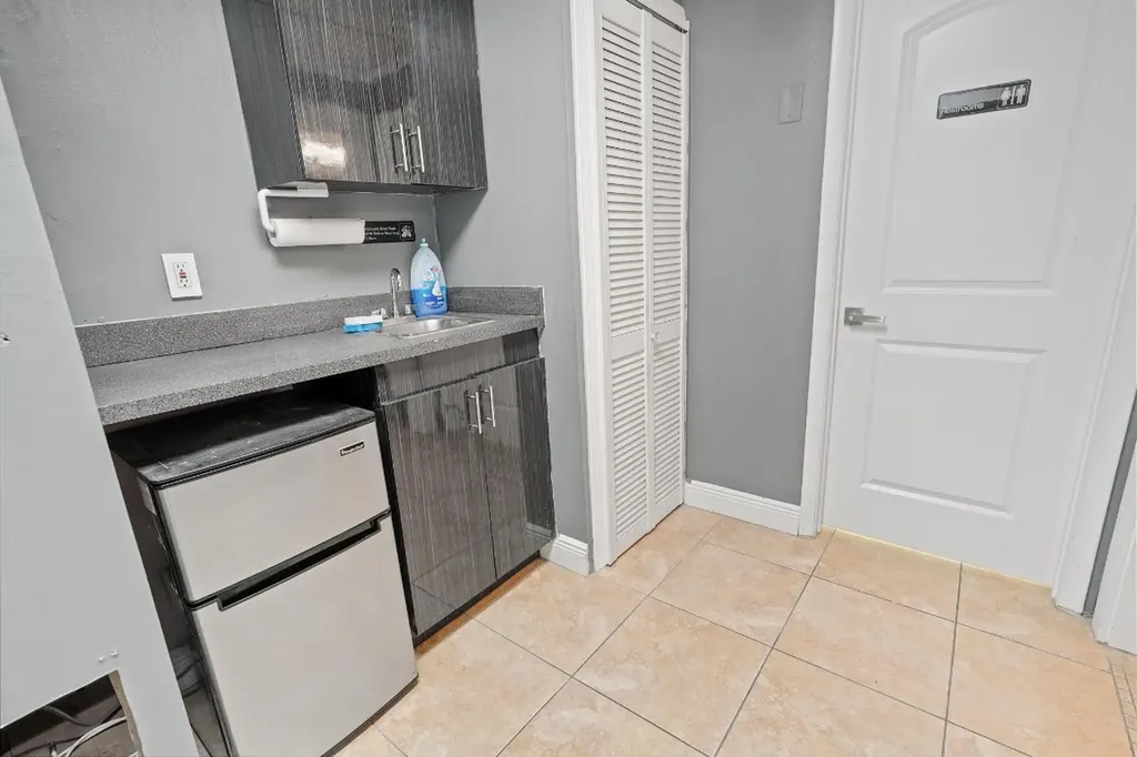 2331 N State Road 7 Lauderdale Lakes FL 33313