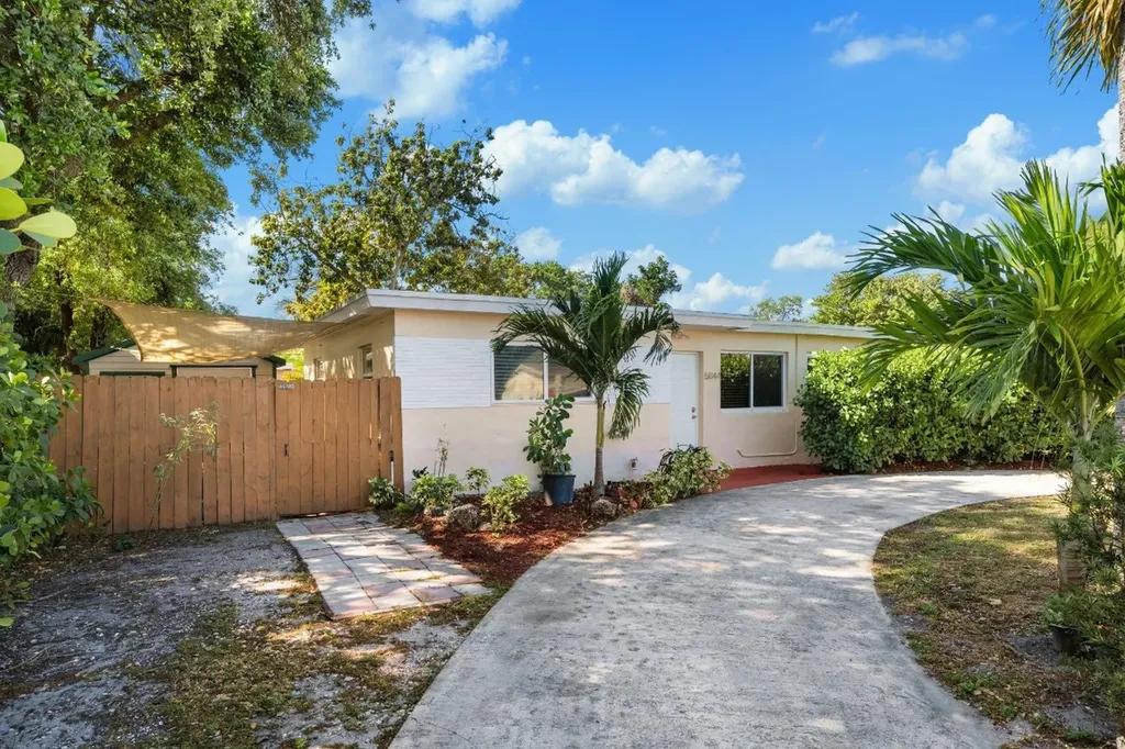 5844 SW 26th Street West Park FL 33023