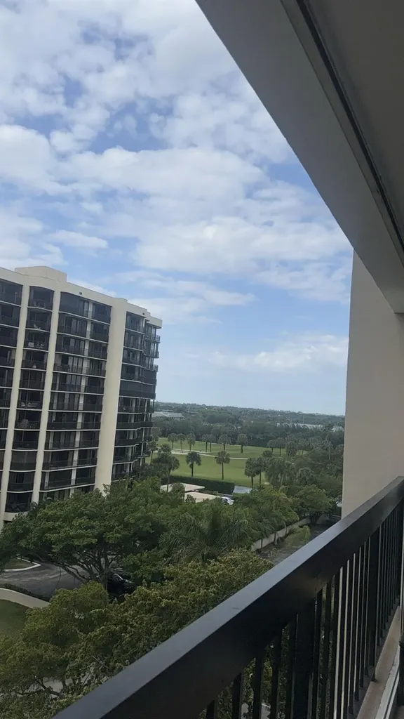 2425 Presidential Way West Palm Beach FL 33401