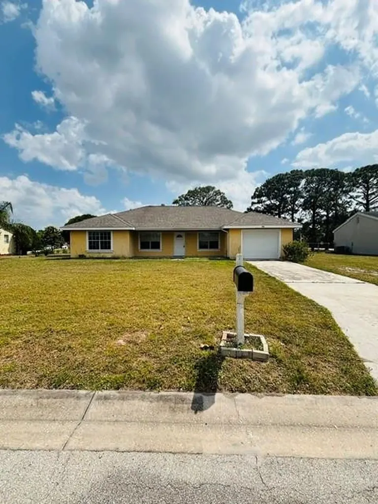 288 SW Bridgeport Drive Port St Lucie FL 34953