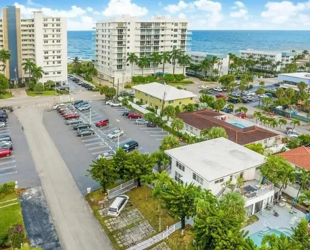 3220 NE 7th Place Pompano Beach FL 33062