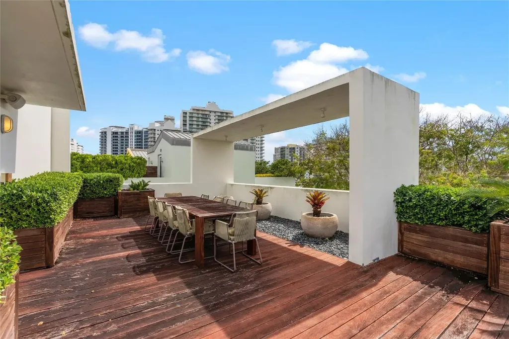 6001 Laguna Path Miami Beach FL 33141