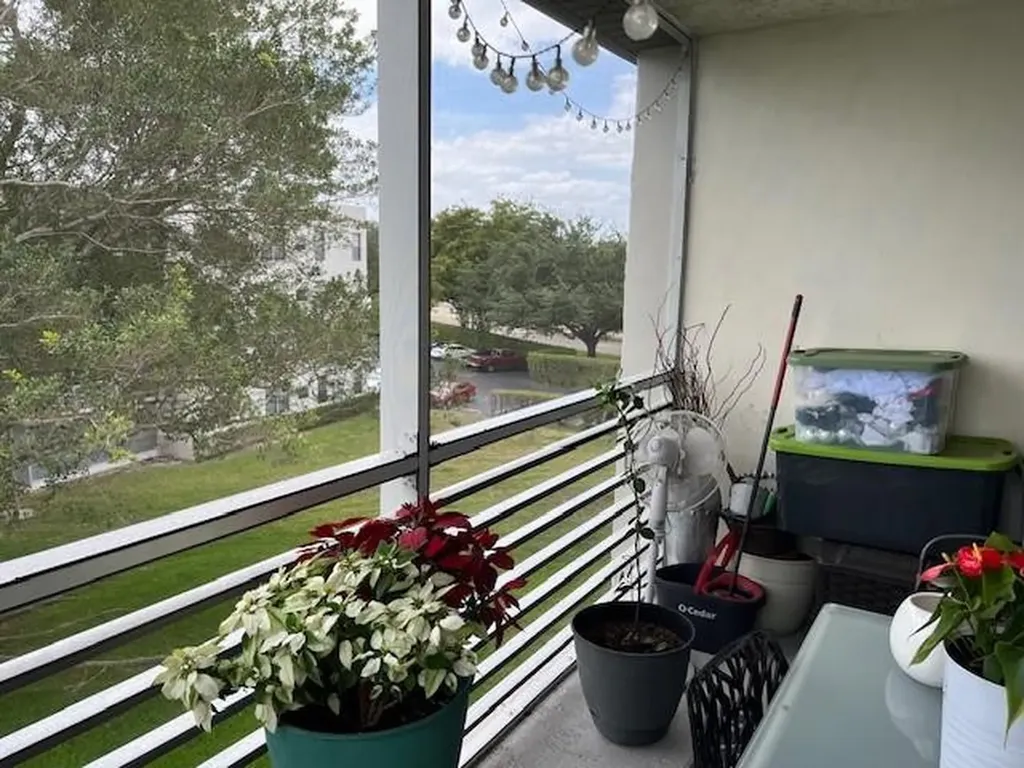 9330 Lagoon Place Davie FL 33324