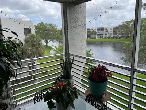 9330 Lagoon Place Davie FL 33324