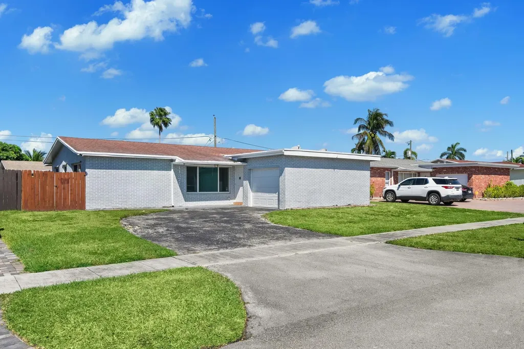 11371 NW 40th Place Sunrise FL 33323