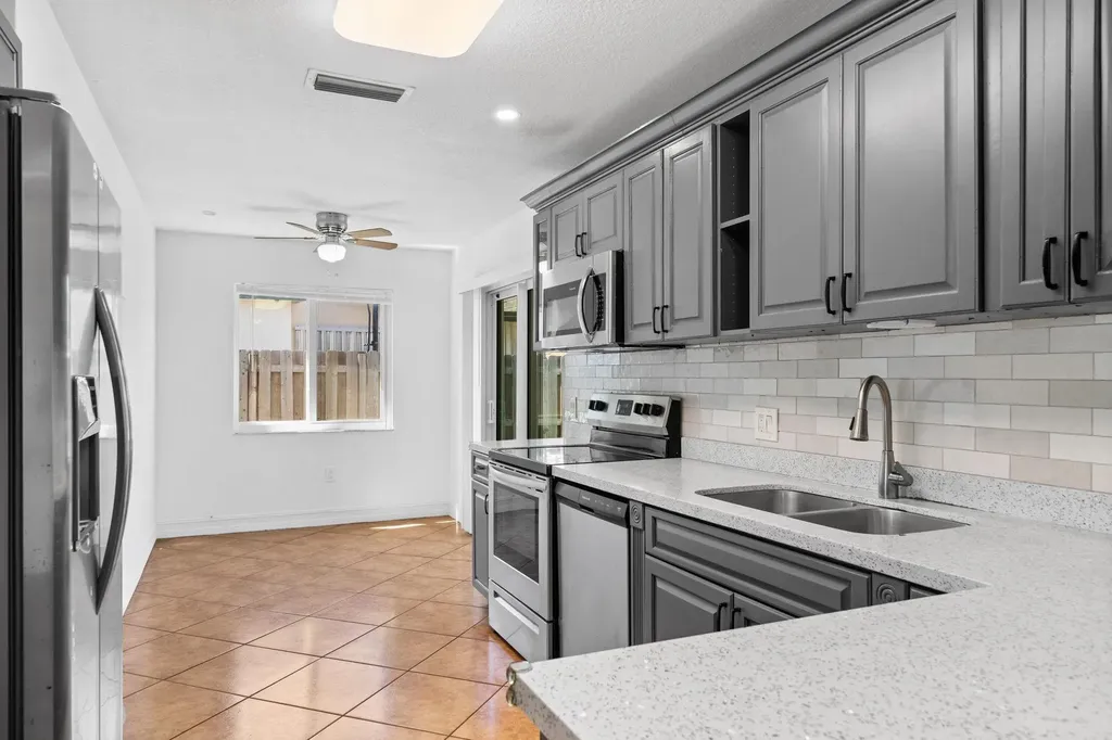 11371 NW 40th Place Sunrise FL 33323