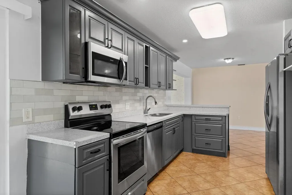 11371 NW 40th Place Sunrise FL 33323