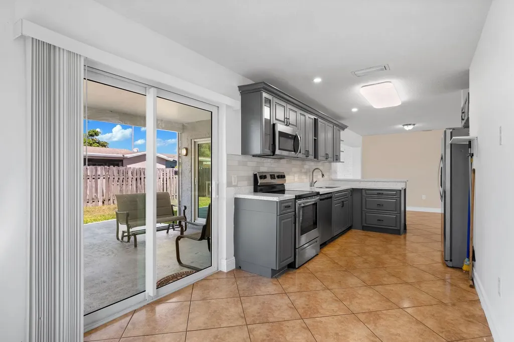 11371 NW 40th Place Sunrise FL 33323